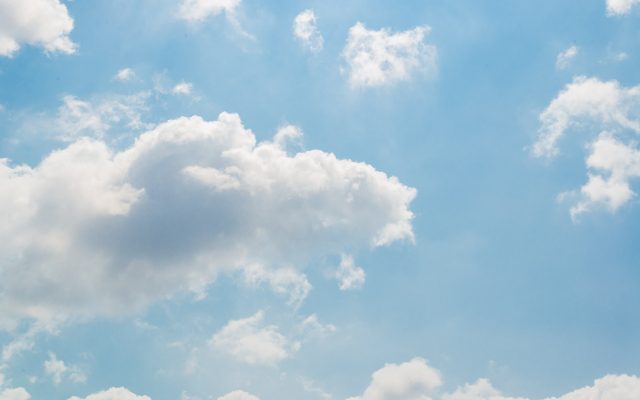 Cielo azzurro con nuvole bianche, simbolo di opportunità senza limiti grazie a corsi di inglese specializzati su misura per le tue esigenze.