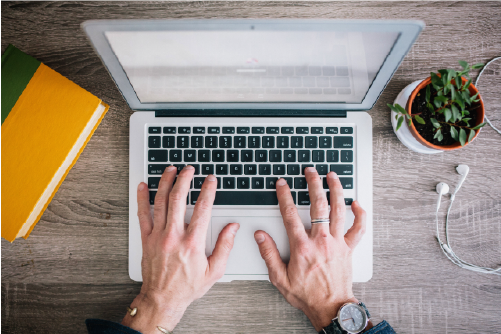 Vista dall'alto di un professionista che utilizza un laptop per seguire un corso di inglese online della durata di un anno