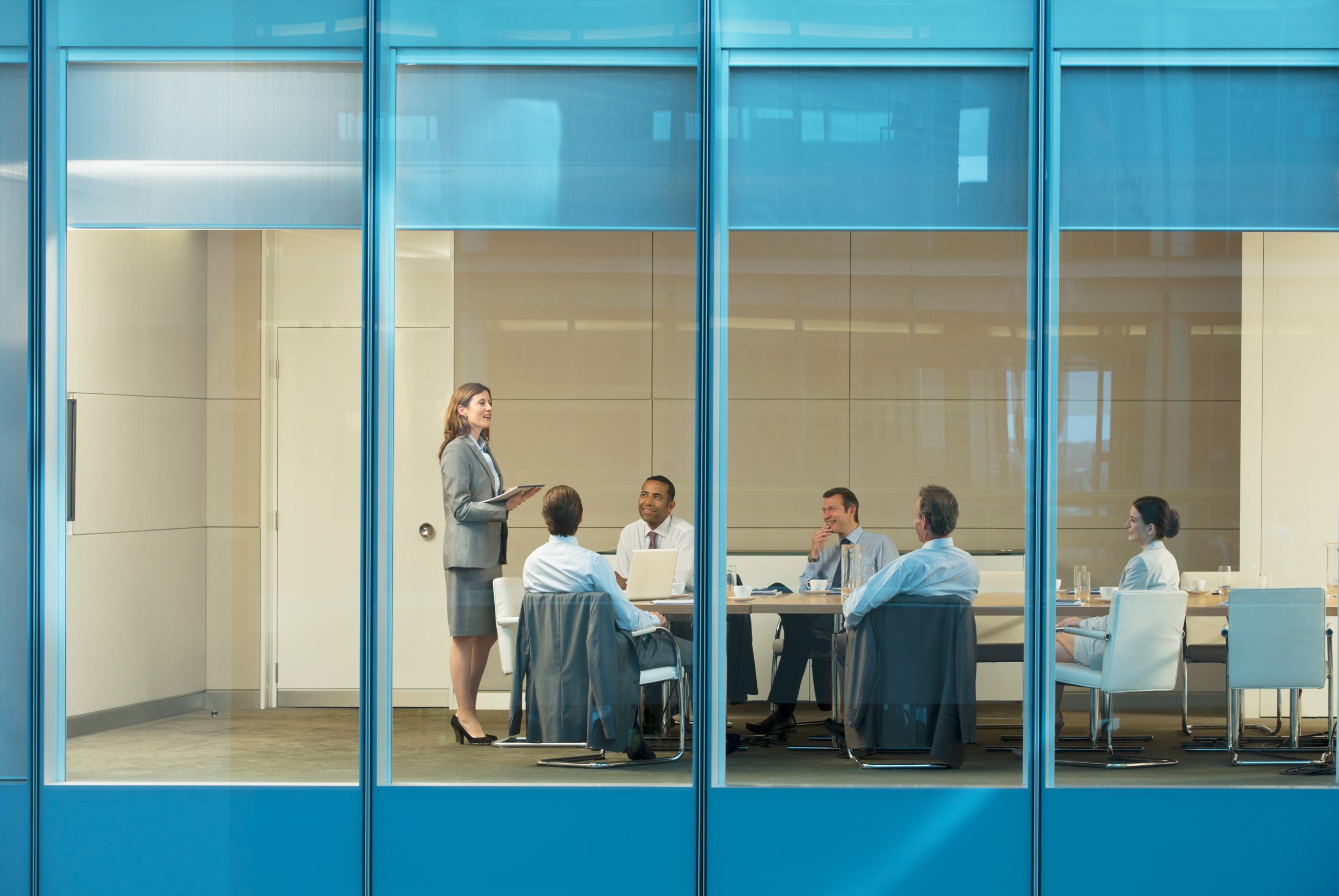 Uomini d'affari e manager in un corso aziendale di inglese "Roundtable" per migliorare la fluidità della lingua inglese per il lavoro