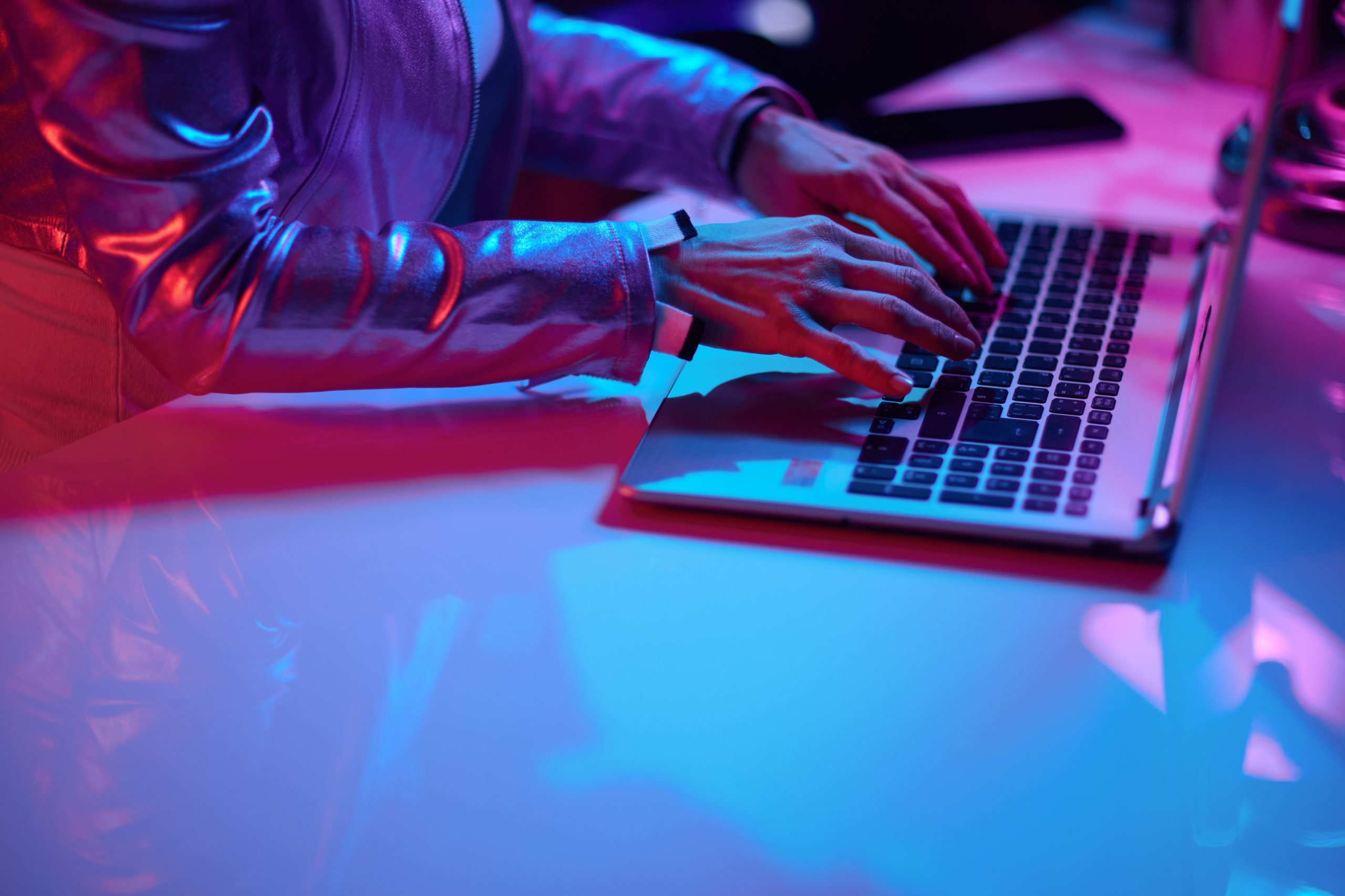 A woman typing on a laptop, focused on work, promoting a special offer of 4 months for the price of 2 on a business in English learning platform.