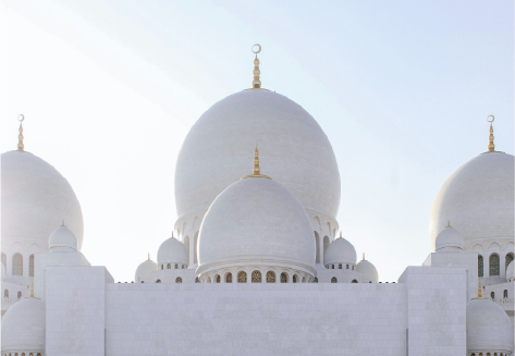 Cupole bianche di una grande moschea che simboleggiano l’ascesa economica e culturale dei Paesi arabi descritta nel blog.
